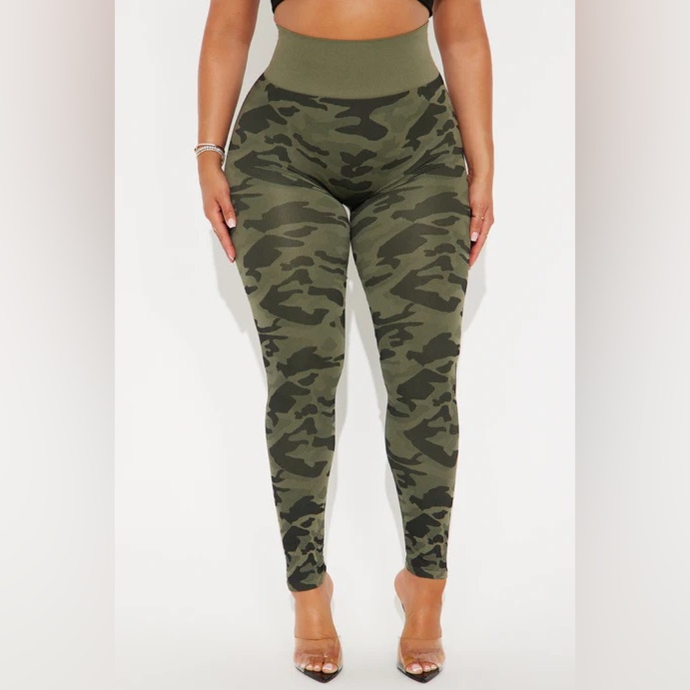 •Kelly• New Seamless Olive Camo Legging